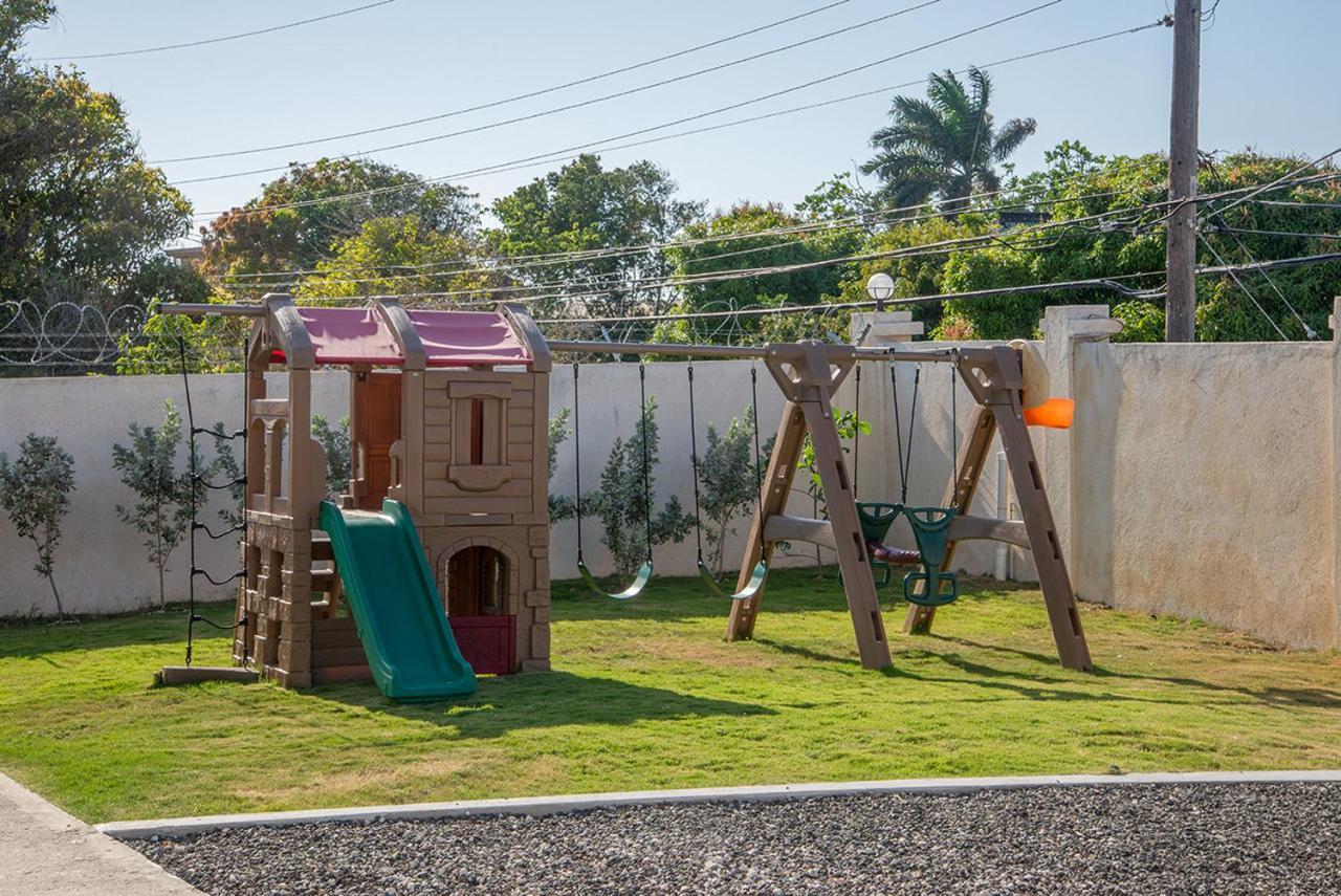 Family Complex Beside Beach W/Pool Montego Bay #1 מראה חיצוני תמונה